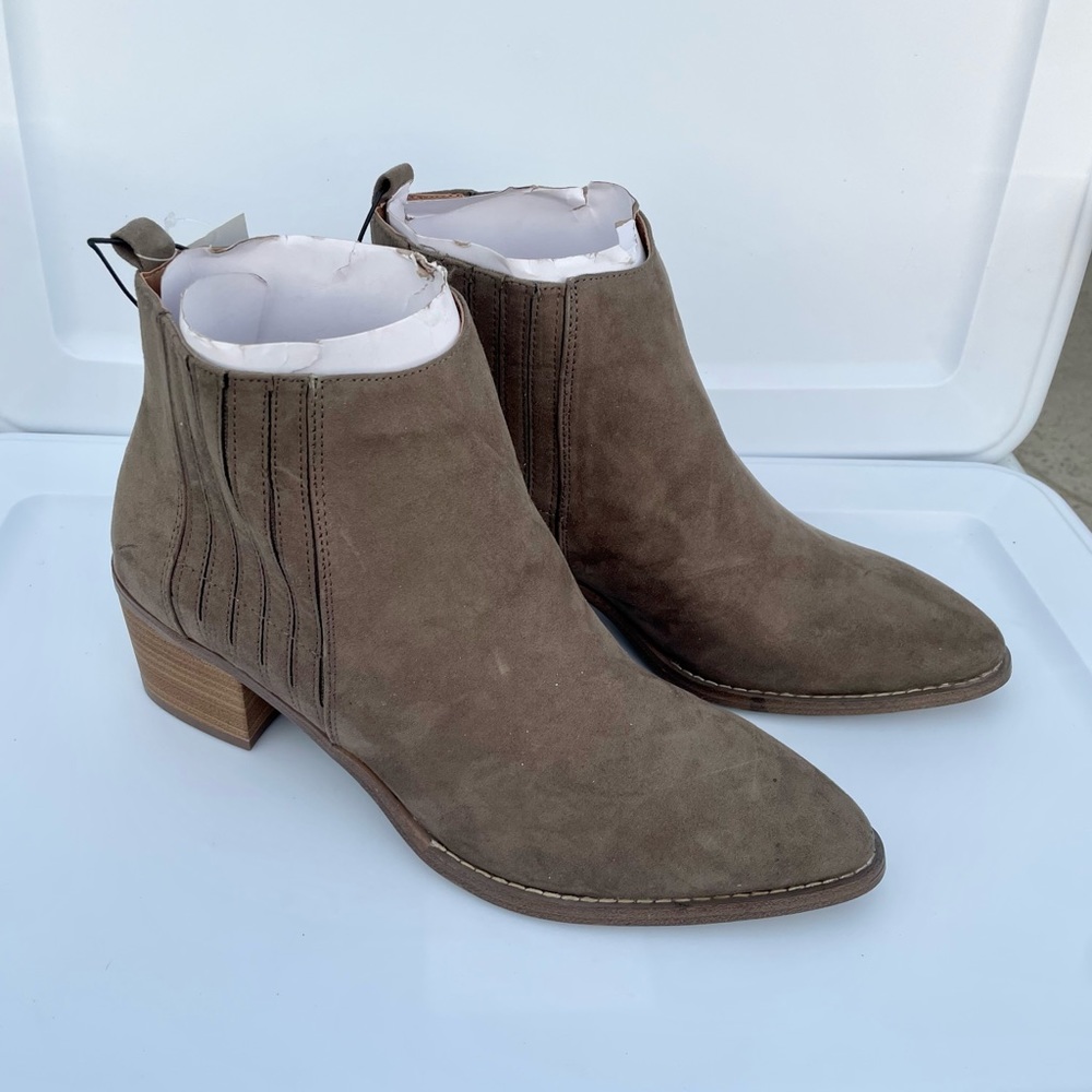 Universal thread boots brown pointed toe textile ankle booties NWT Chelsea
